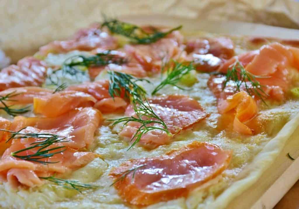 smoked salmon on bread with dill